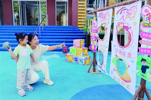 济南市七里山幼儿园孩子们一起玩“好运丢沙包”